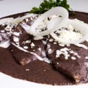 Foto de Enfrijoladas rellenas con pollo, crema, queso y arroz 