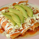 Foto de Entomatadas rellenas con pollo acompañadas con milanesa arroz y frijoles 