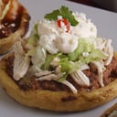 Foto de Sope sencillo con frijoles, lechuga, crema y queso 