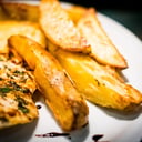 Foto de Pollo grillado servido con guacamole de la casa