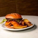 Foto de HAMBURGUESA Imperial: Pan de papa, doble medallón de ternera, queso cheddar, panceta crocante y cebolla caramelizada. 