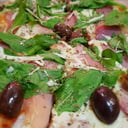 Foto de rúcula y jamón crudo