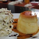Foto de flan casero con crema chantilly o dulce de leche