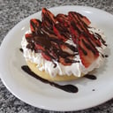 Foto de Con frutilla, crema y baño de chocolate
