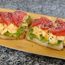 Foto de Tostadas con palta, huevo y tomate 