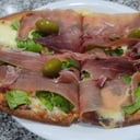 Foto de Pizzeta con rúcula y jamón crudo