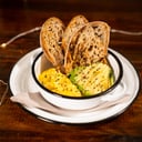 Foto de Paila de huevos revueltos, con palta o jamón y tostadas