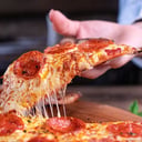 Foto de ARMA TU PIZZA: Base de Queso Mozarella y Salsa de Tomate. ¿Cuáles ingredientes vas a elegir?