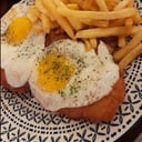 Foto de MILANESA A CABALLO O SUPREMA DE POLLO CON GUARNICIÓN