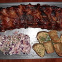 Foto de Ribbs de cerdo con papas y cole slaw