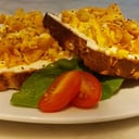 Foto de Tostadas de pan lactal integral semillado con huevo revuelto / Seeded wholemeal lactal bread toast with scrambled egg