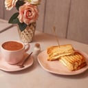 Foto de SÁNDWICH GÂTEAUX + MILO CALIENTE