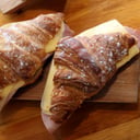 Foto de Café con leche con 2 medialunas jamón y queso
