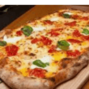 Foto de Medio metro de pizza margherita  Half a meter of Margherita pizza