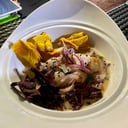 Foto de Ceviche de vieiras en leche de tigre de coco y crujiente de piña tropical.