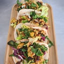 Foto de Pan bao de pollo crujiente en teriyaki y salsa de  mango.