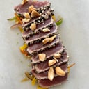 Foto de Tataki de Atún Rojo con Salteado de Verduras al Wok