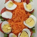 Foto de Bandeja de ensalada de lechuga, tomate, zanahoria rallada y huevo duro