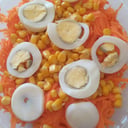 Foto de Bandeja de ensalada de zanahora rallada, choclo y huevo duro