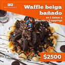 Foto de waffle belga con 2 salsas + 3 topping