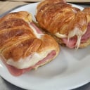 Foto de Medialunas con jamón y queso