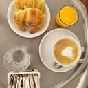 Foto de Café con leche + dos medialunas + exprimido de naranja