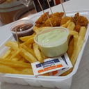Foto de Porción de nuggets con papas y dos salsas 