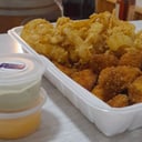 Foto de Porción de nuggets con aros de cebolla fritos y dos salsas