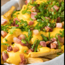 Foto de papas makondo ( con cheddar y verdeo )