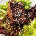 Foto de ATUN ROJO SALSA TERIYAKY SOBRE COLCHON DE VERDES VINAGRETA CITRICA