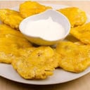 Foto de Porción de papa, patacones o chip de plátano verde con ahogado 