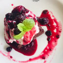 Foto de Brownie con crema helada y compota de frutos rojos