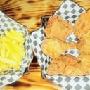 Foto de combo 3 personas (6 presas de pollo +papa mediana+salsas)