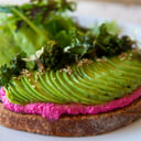 Foto de Tosta de hummus de remolacha, con palta fresca y chips de kale (Vegana)