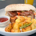 Foto de Sandwich de bife de chorizo en nuestra ciabatta, con salsa criolla.