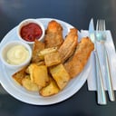 Foto de Para niños: Fingers de pollo con papas horneadas