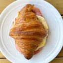 Foto de Croissant con jamón natural y queso tybo