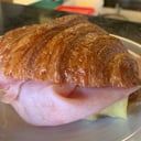 Foto de Medialuna con jamón natural y queso tybo