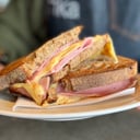 Foto de Tostado con jamón natural y queso tybo.