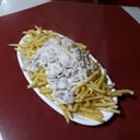Foto de Papas fritas caseras Mediana con salsa blanca, queso, champiñon + 1 agregado pollo o vacuno