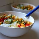 Foto de Ensalada de verdes a la mostaza con choclo, tomates cherry ,pimientos asados y huevo mollet