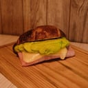 Foto de CROISANT GIGANTE CON PALTA, JAMON Y QUESO