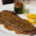 Foto de Entrecot a la pimienta con guarnición ...( pollo )