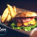 Foto de Burger de Carne con Bacon Cheddar lechuga y tomate + Papas