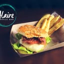 Foto de Burger Pollo con Bacon Cheddar lechuga y tomate + Papas
