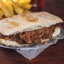 Foto de Sandwich de Bondiola Braseada acompañado de papas cuña