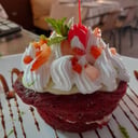 Foto de Torta Red Velvet con relleno de quesó crema y fresa