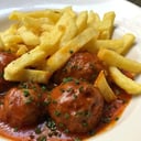 Foto de albóndigas de ternera con en salsa y patatas fritas o arroz blanco