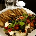 Foto de Milanesitas de peceto Mediterráneas (tomate natural, muzzarella, rúcula, aceitunas griegas y oliva) c/guarnición