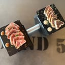 Foto de Tataki de presa iberica con crema de trufa y crujiente de cebolla VS Tataky de atún con aguacate y crema de soja